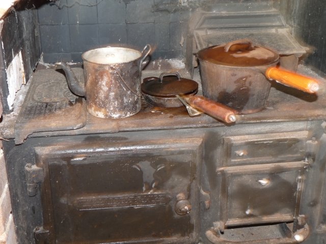 Many Koori families, and Koori domestic servants, were cooking on stoves like this in 1920